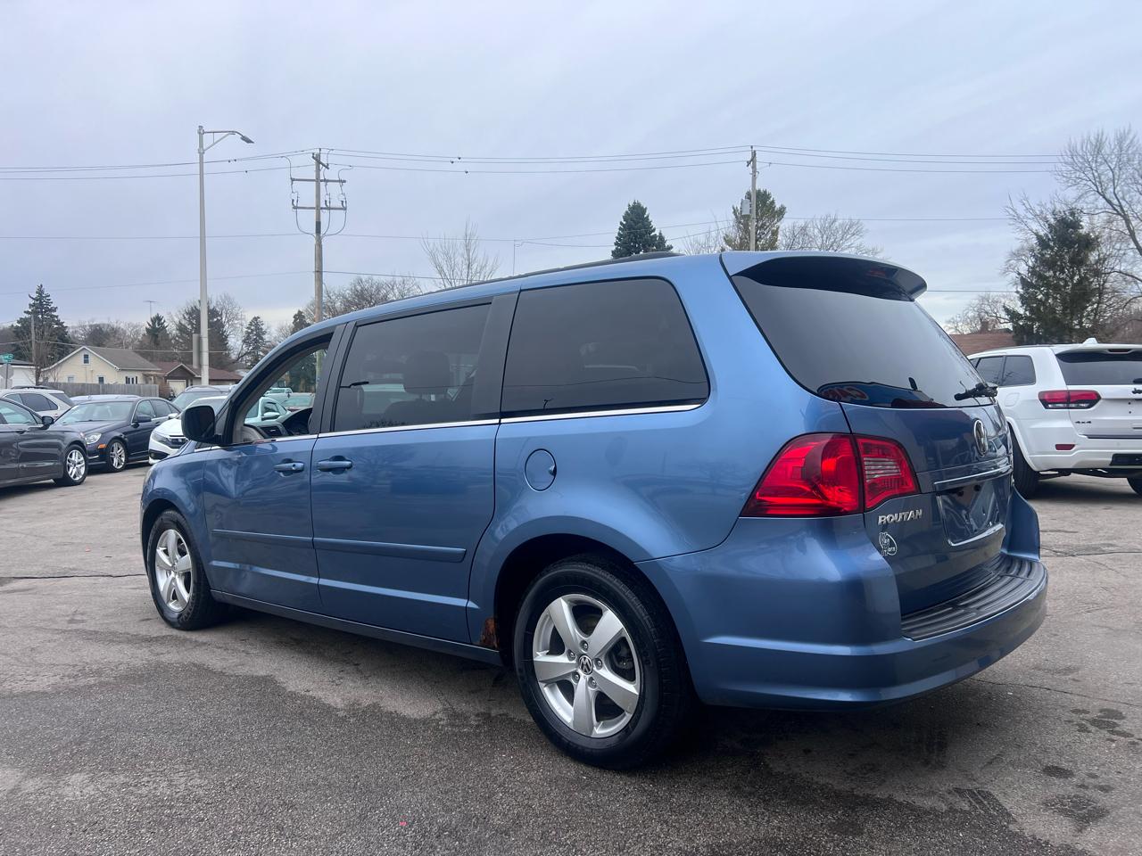 Volkswagen Routan SEL w/Nav 2011