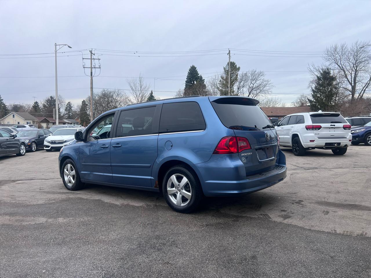 Volkswagen Routan SEL w/Nav 2011