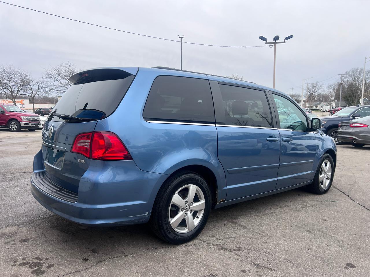 Volkswagen Routan SEL w/Nav 2011