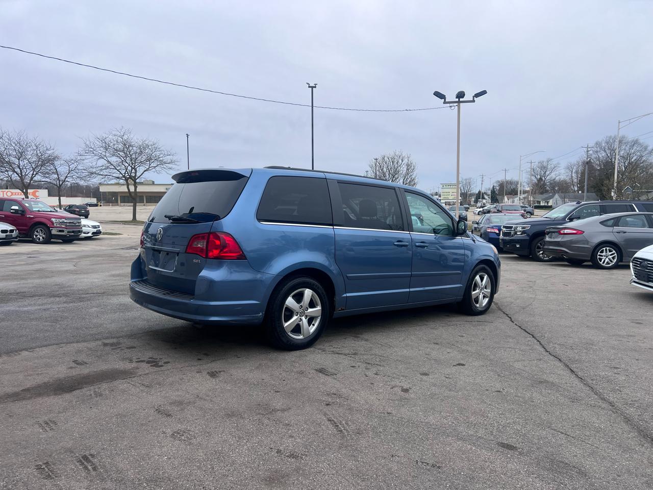 Volkswagen Routan SEL w/Nav 2011