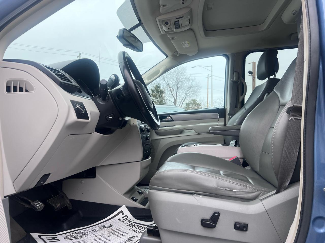 Volkswagen Routan SEL w/Nav 2011