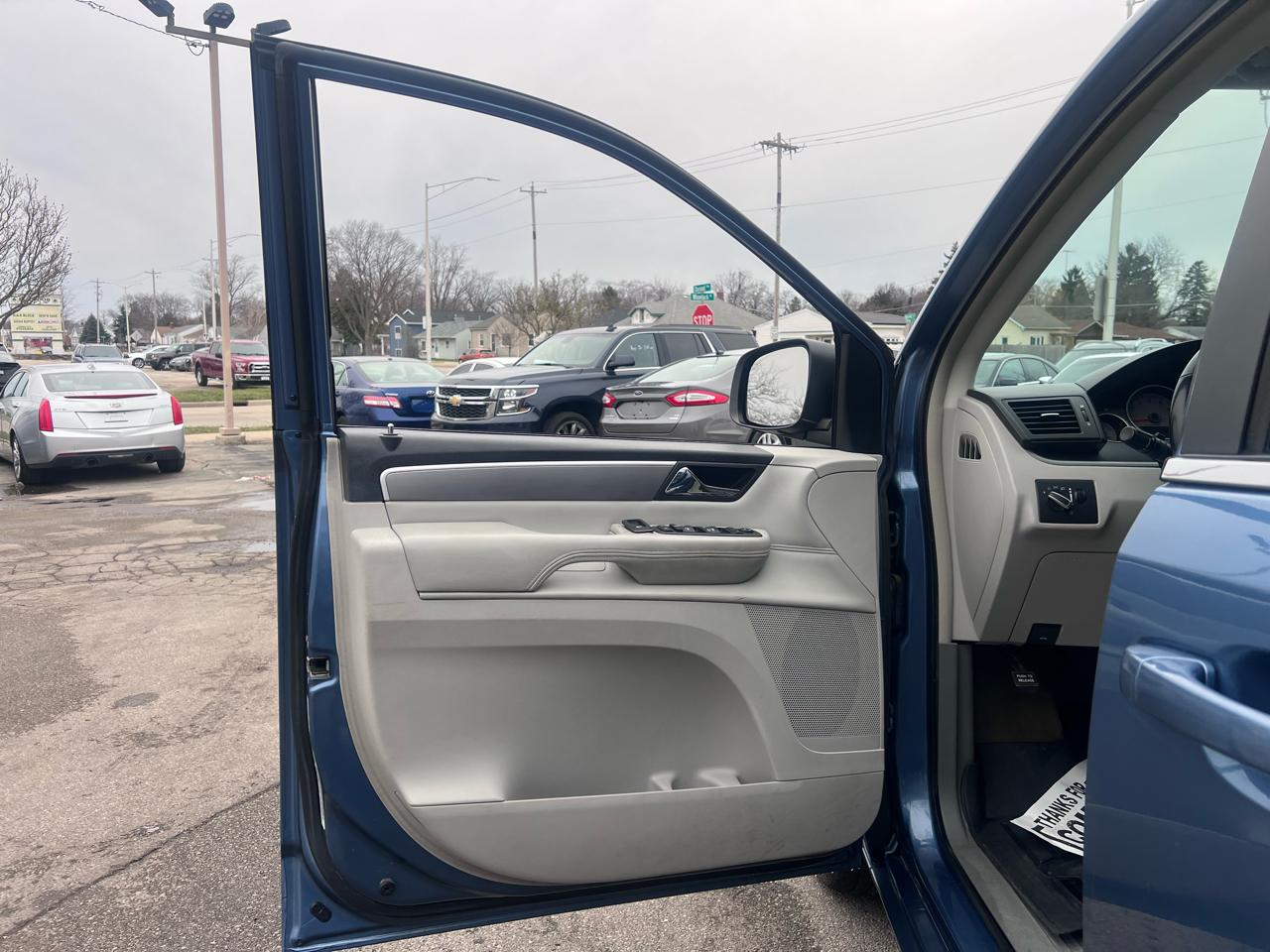 Volkswagen Routan SEL w/Nav 2011