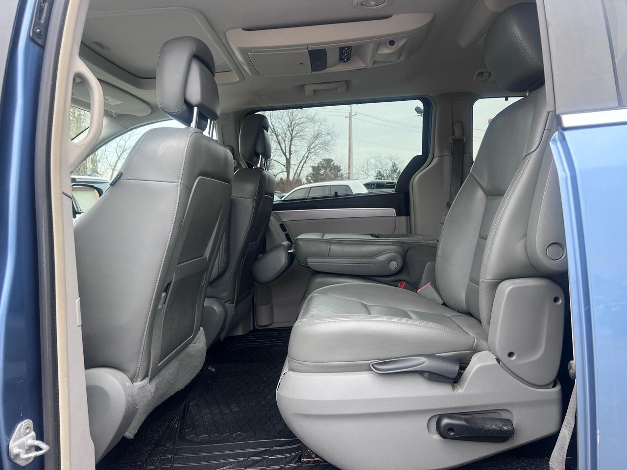 Volkswagen Routan SEL w/Nav 2011