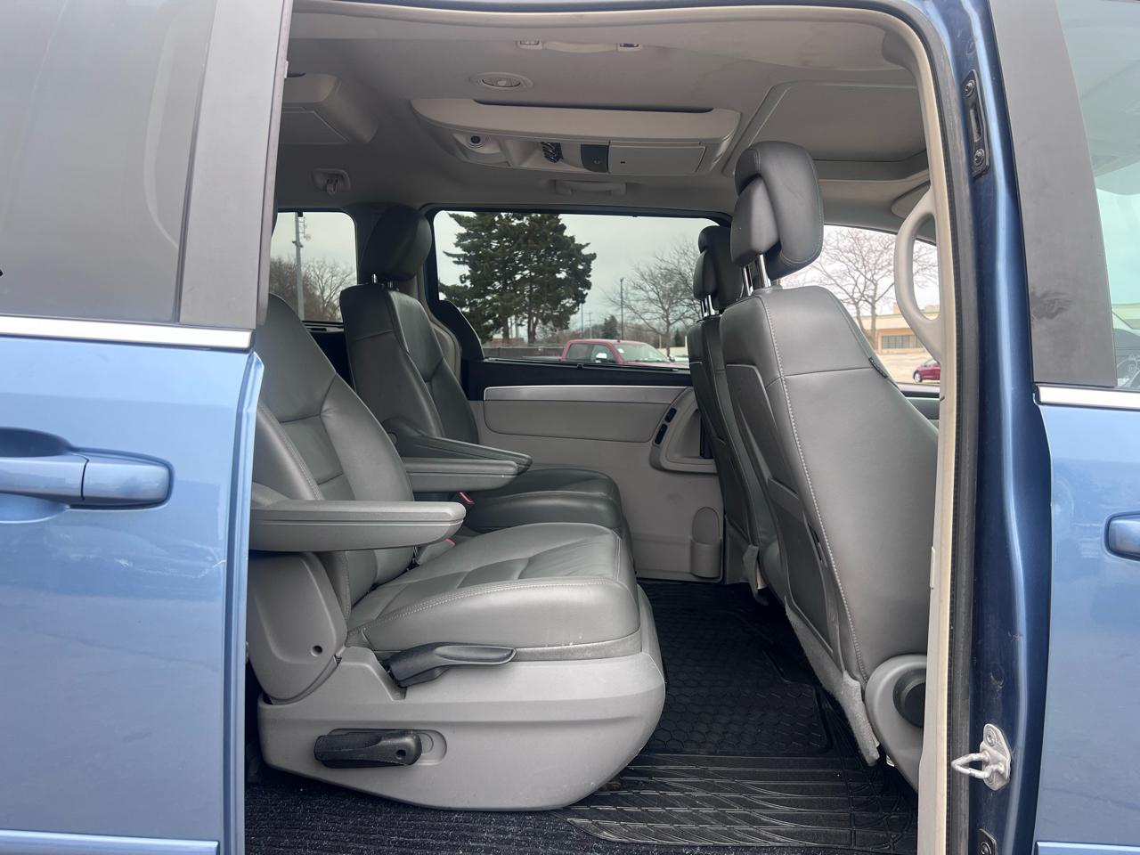 Volkswagen Routan SEL w/Nav 2011