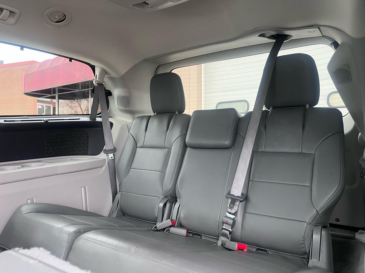 Volkswagen Routan SEL w/Nav 2011