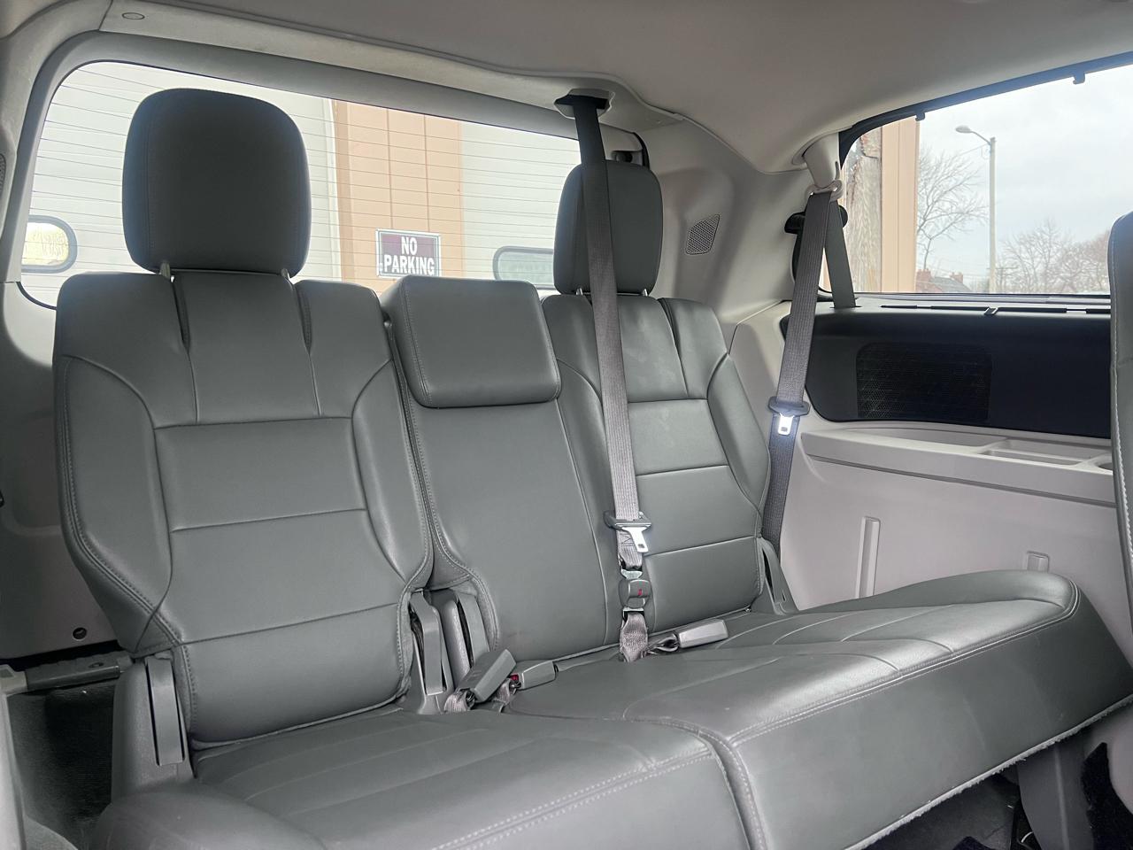 Volkswagen Routan SEL w/Nav 2011