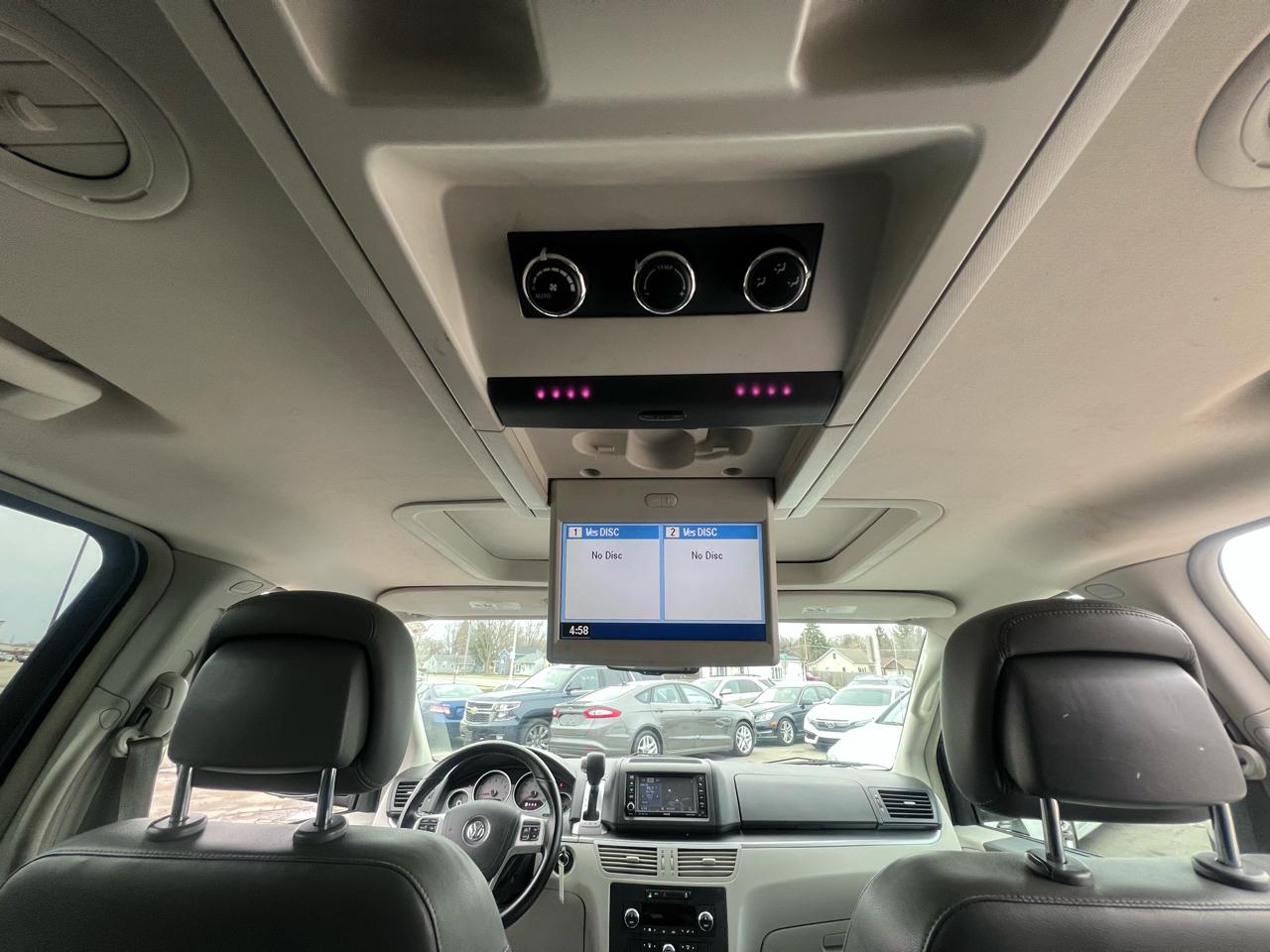 Volkswagen Routan SEL w/Nav 2011