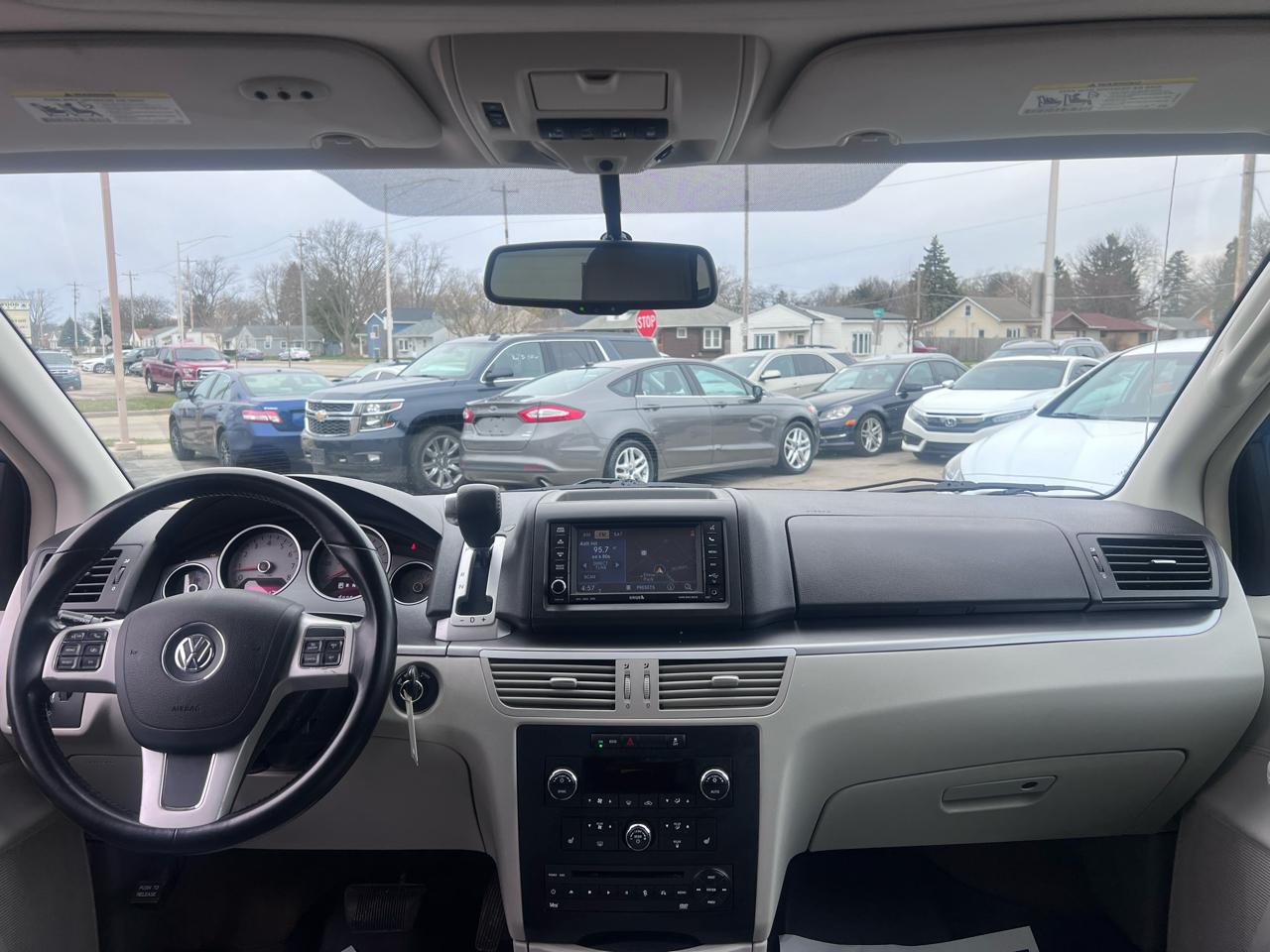 Volkswagen Routan SEL w/Nav 2011