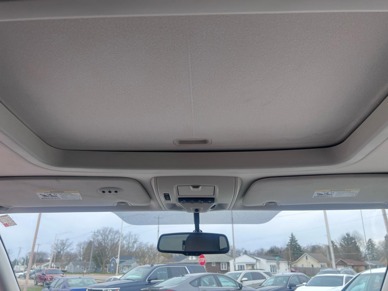 Volkswagen Routan SEL w/Nav 2011