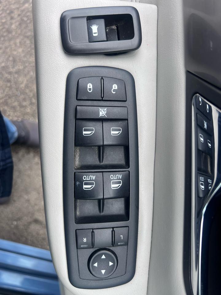 Volkswagen Routan SEL w/Nav 2011