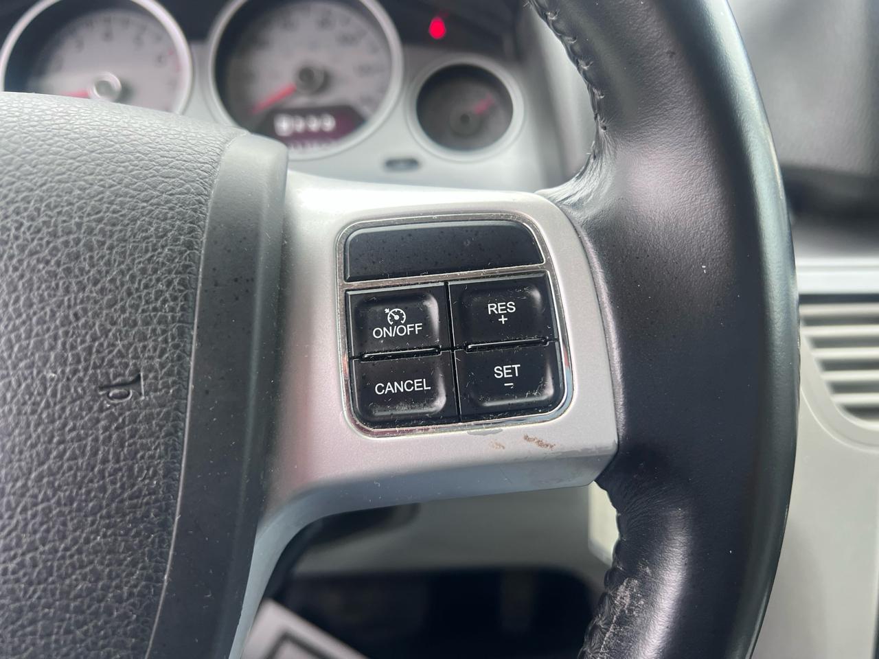 Volkswagen Routan SEL w/Nav 2011