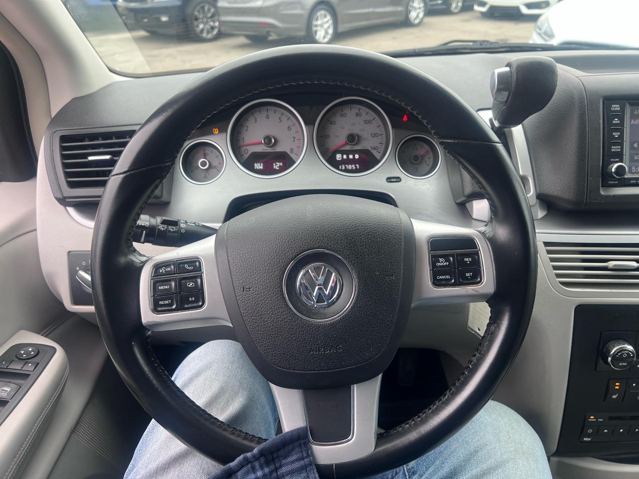 Volkswagen Routan SEL w/Nav 2011