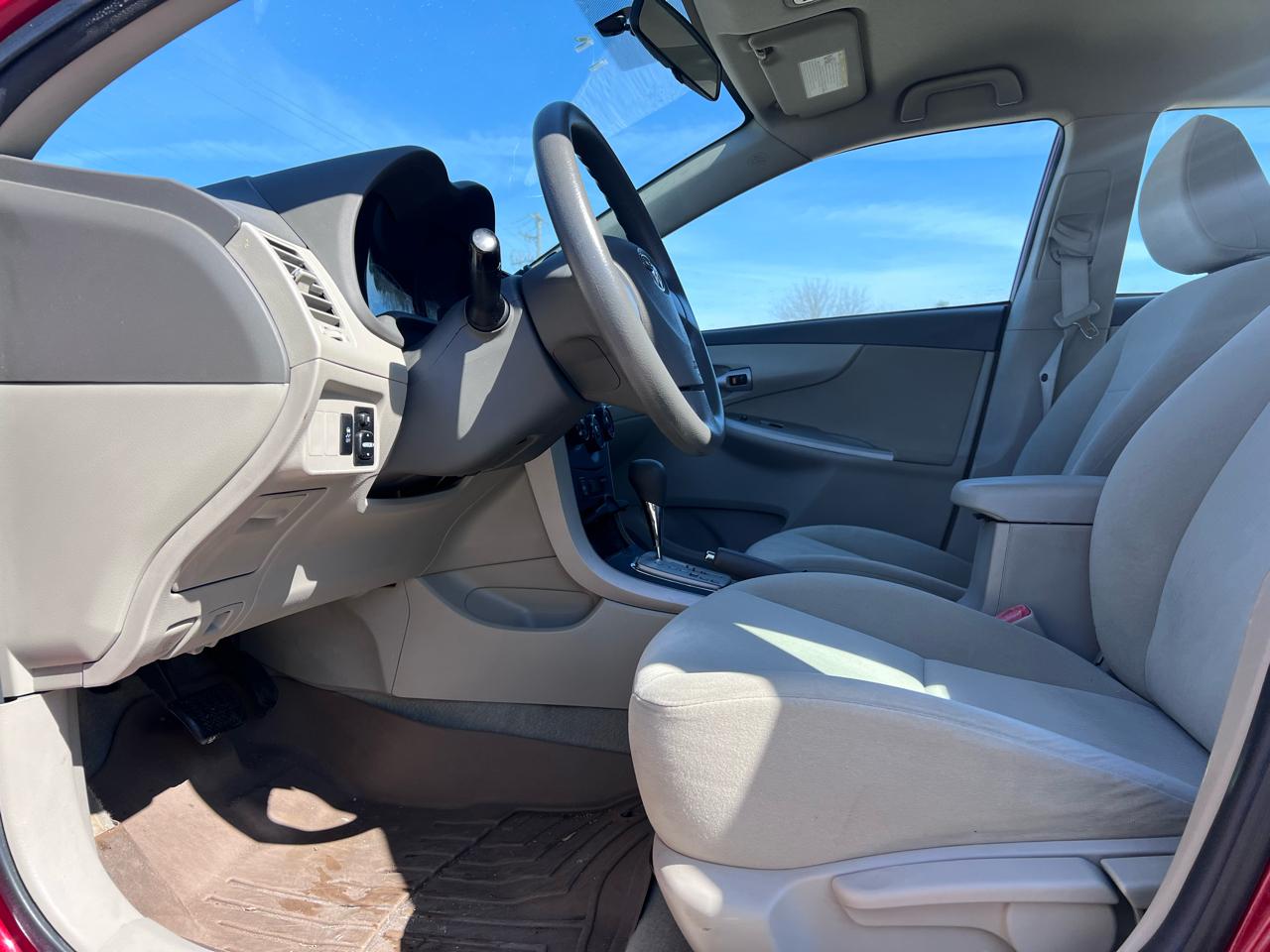 Toyota Corolla Base 4-Speed AT 2010