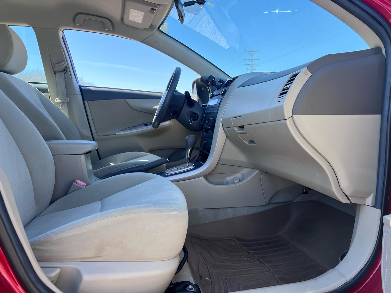 Toyota Corolla Base 4-Speed AT 2010