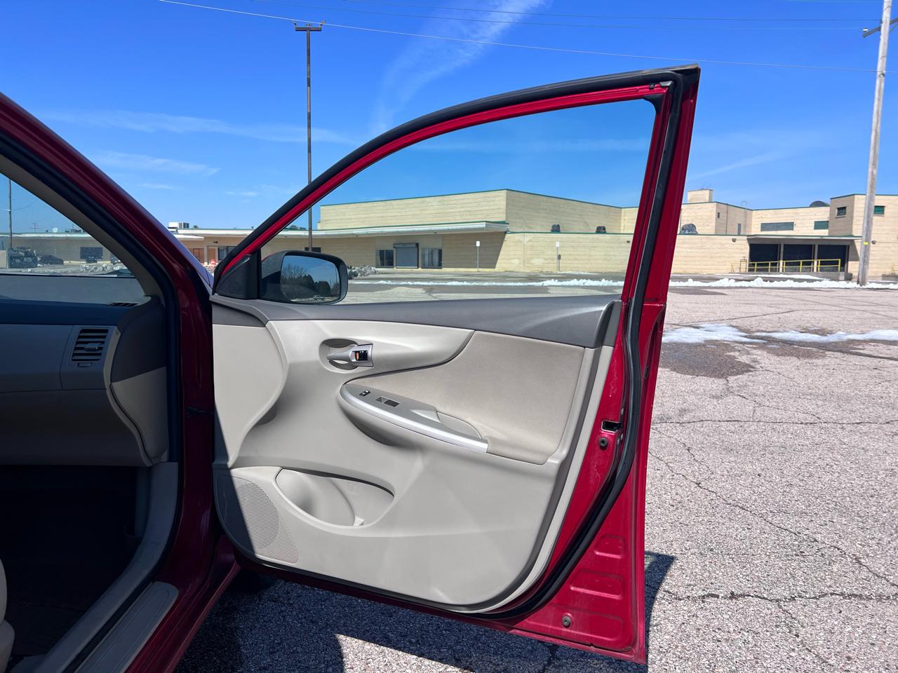 Toyota Corolla Base 4-Speed AT 2010