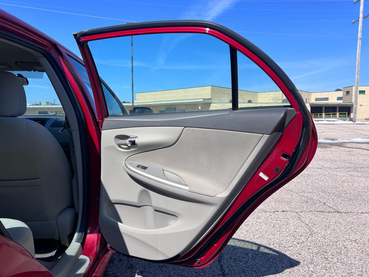 Toyota Corolla Base 4-Speed AT 2010