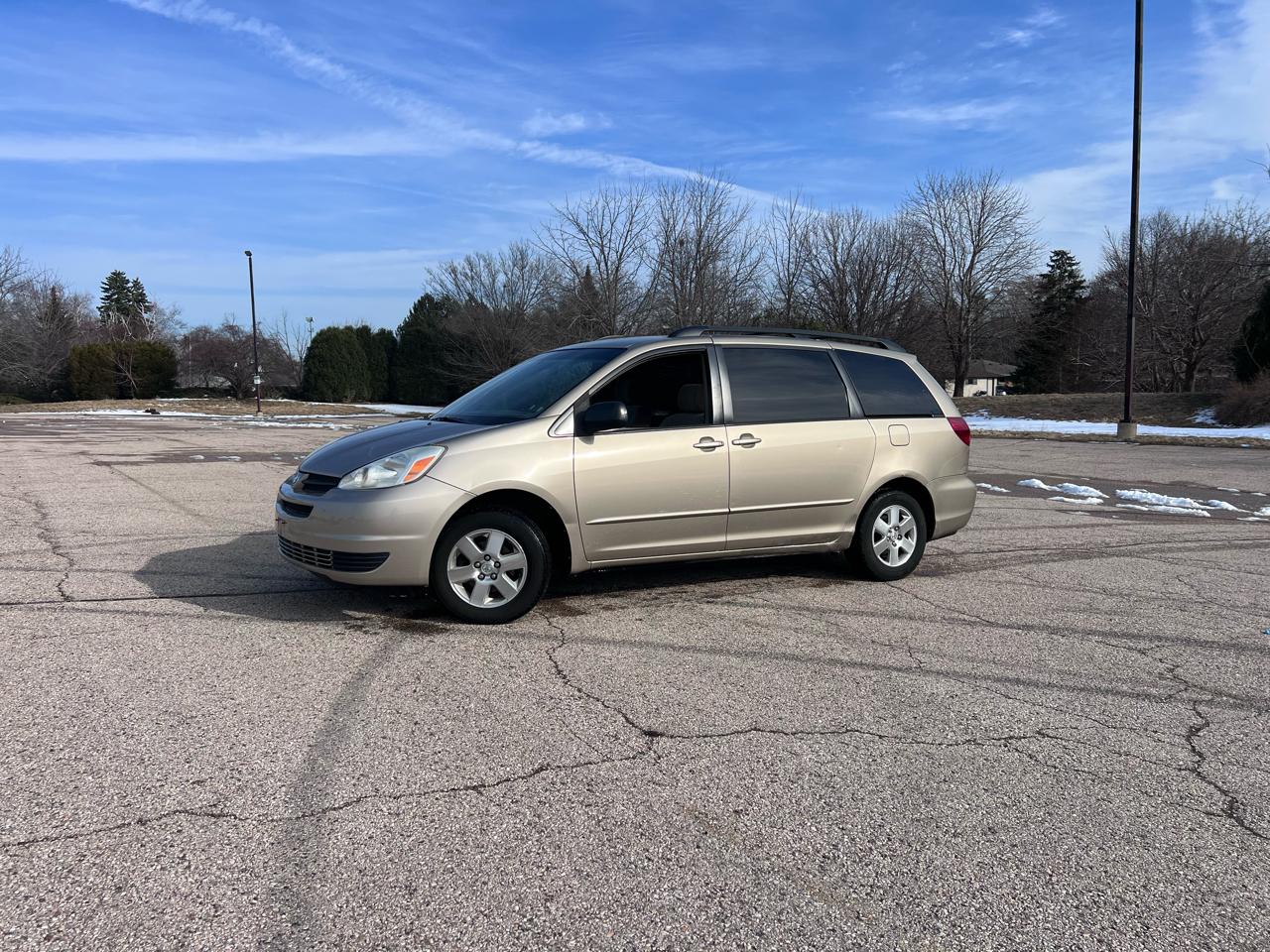 Toyota Sienna LE - 7 Passenger 2004