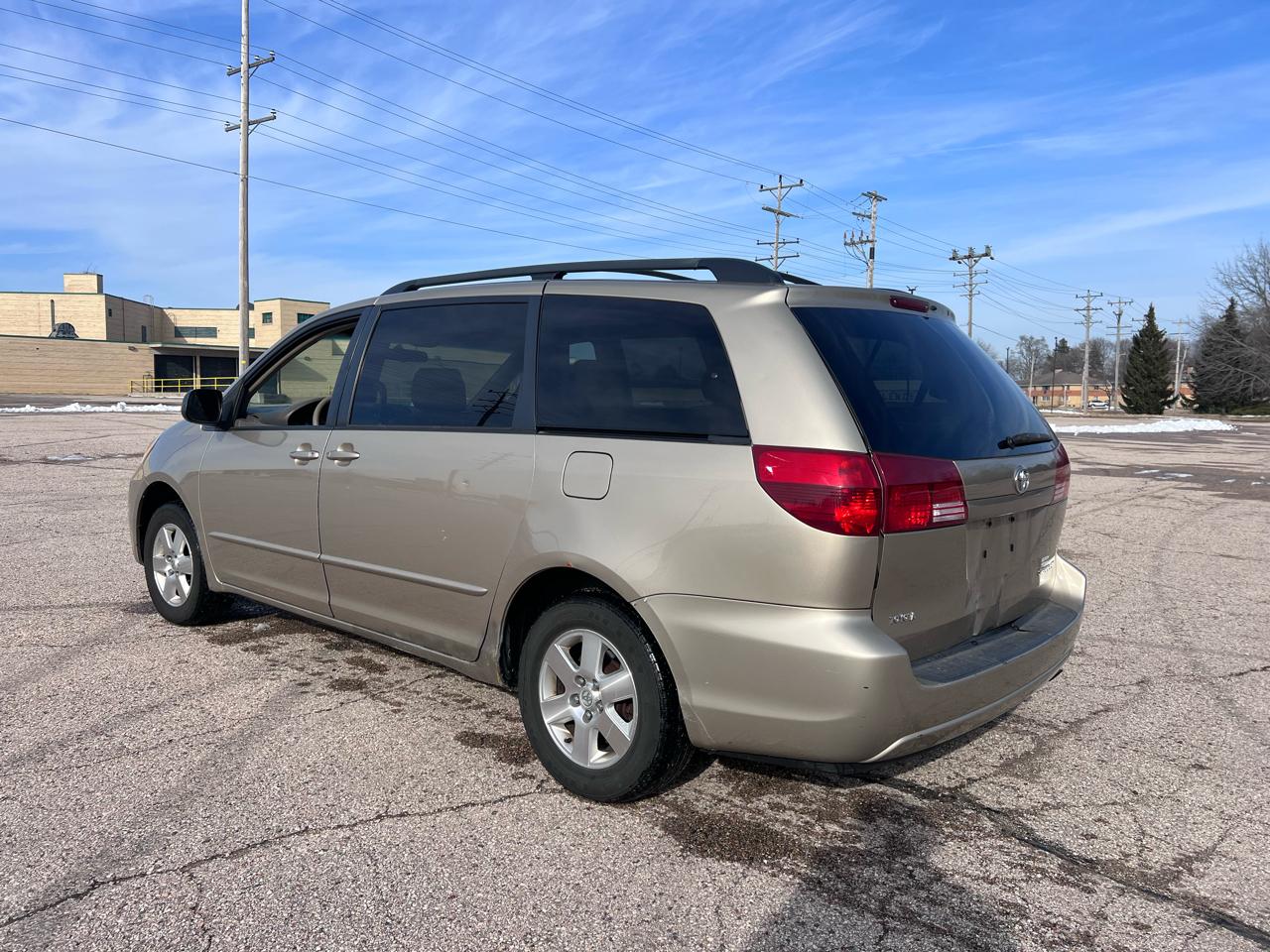 Toyota Sienna LE - 7 Passenger 2004