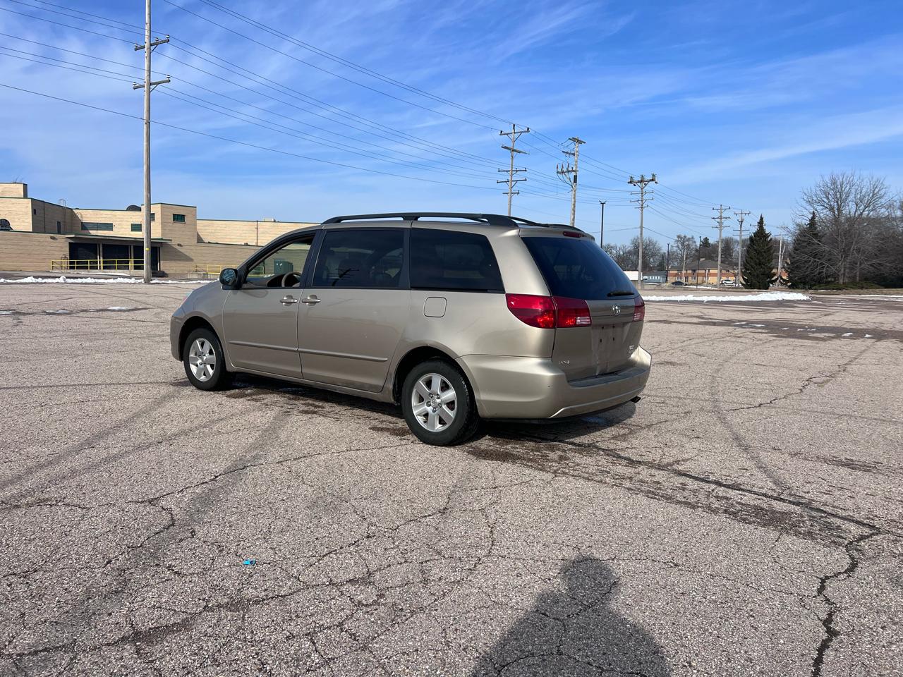 Toyota Sienna LE - 7 Passenger 2004