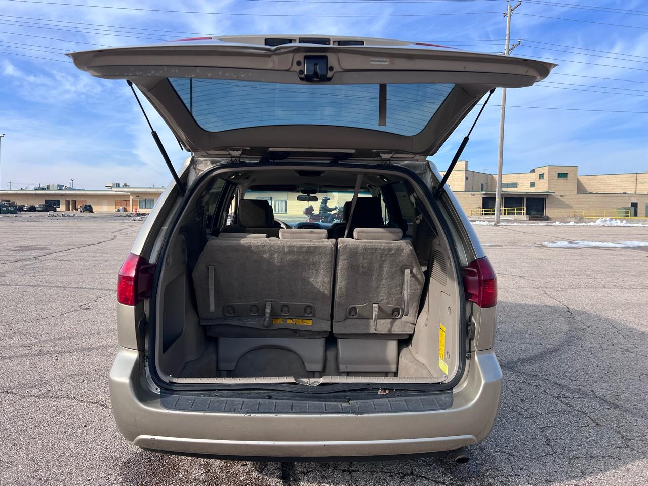 Toyota Sienna LE - 7 Passenger 2004