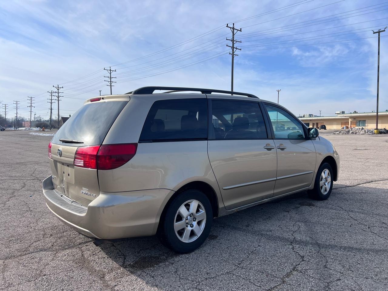 Toyota Sienna LE - 7 Passenger 2004