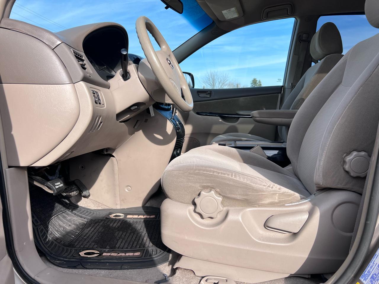 Toyota Sienna LE - 7 Passenger 2004