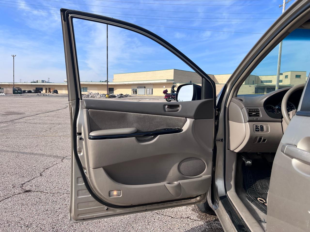 Toyota Sienna LE - 7 Passenger 2004