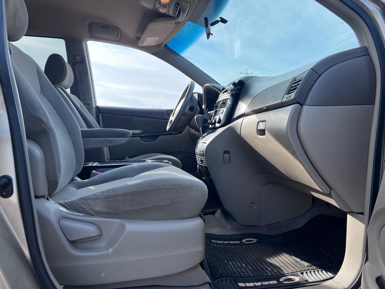 Toyota Sienna LE - 7 Passenger 2004