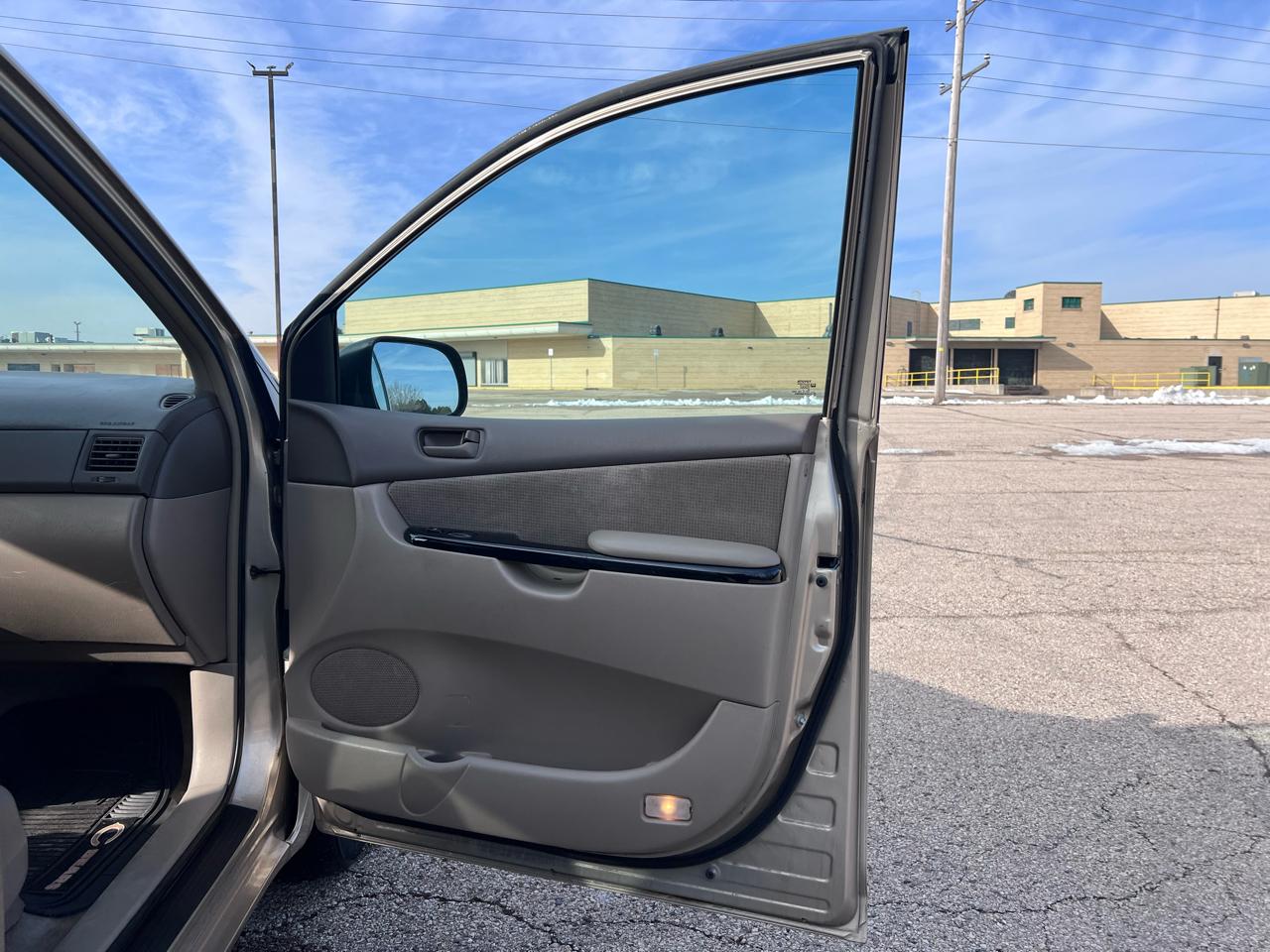 Toyota Sienna LE - 7 Passenger 2004