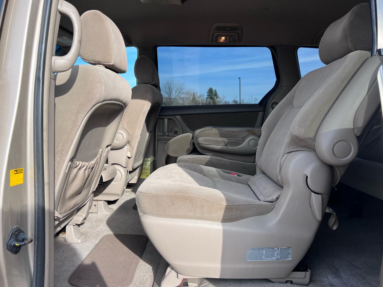 Toyota Sienna LE - 7 Passenger 2004