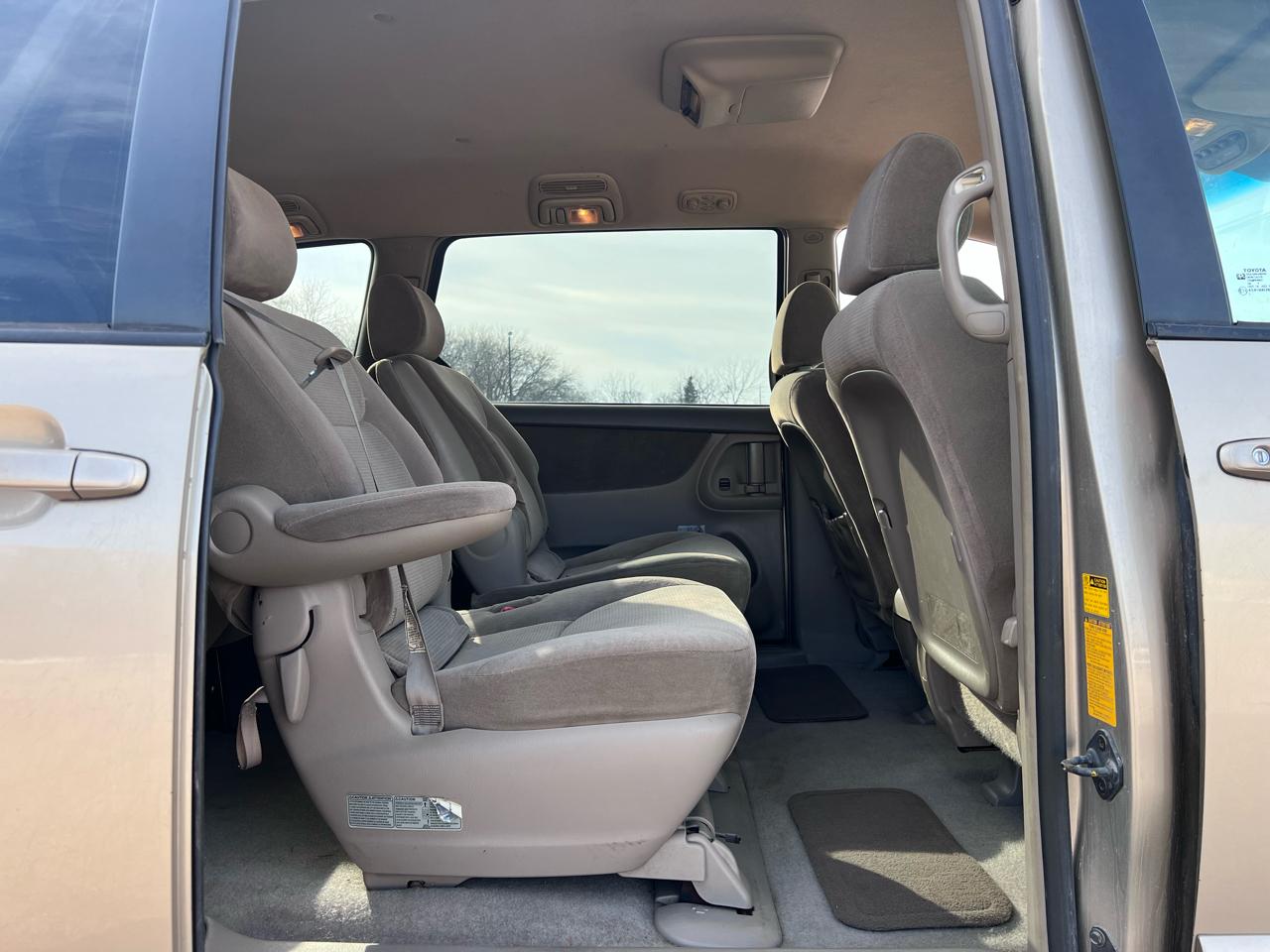 Toyota Sienna LE - 7 Passenger 2004