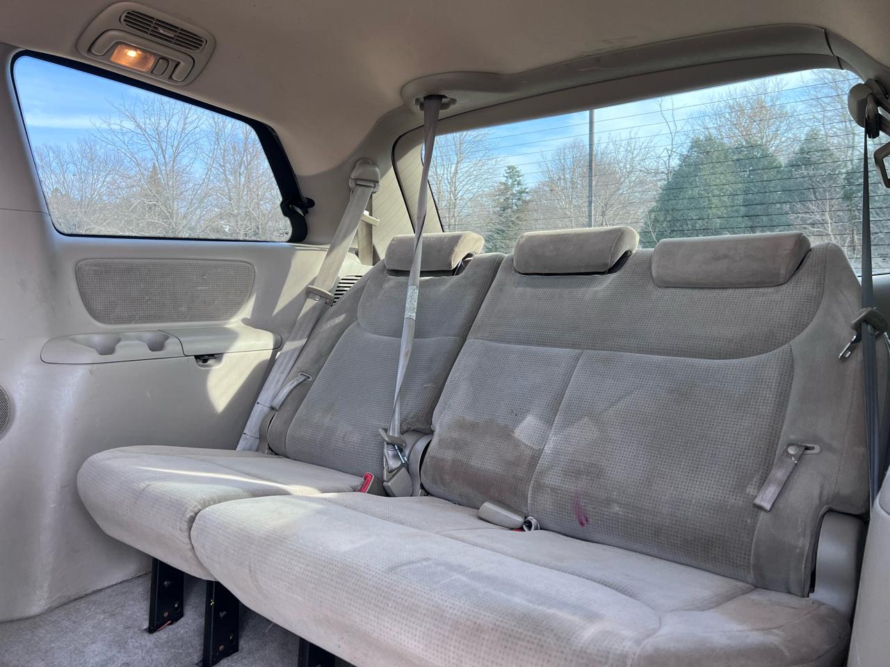 Toyota Sienna LE - 7 Passenger 2004