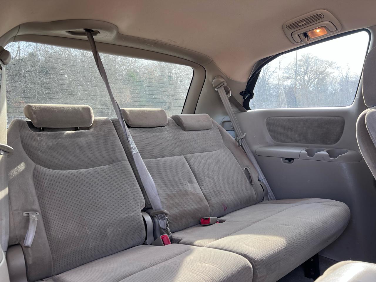 Toyota Sienna LE - 7 Passenger 2004