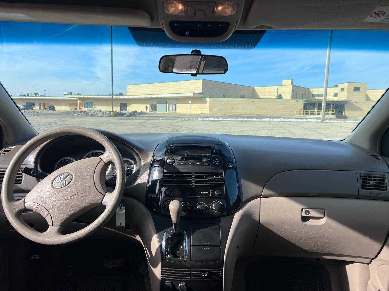 Toyota Sienna LE - 7 Passenger 2004