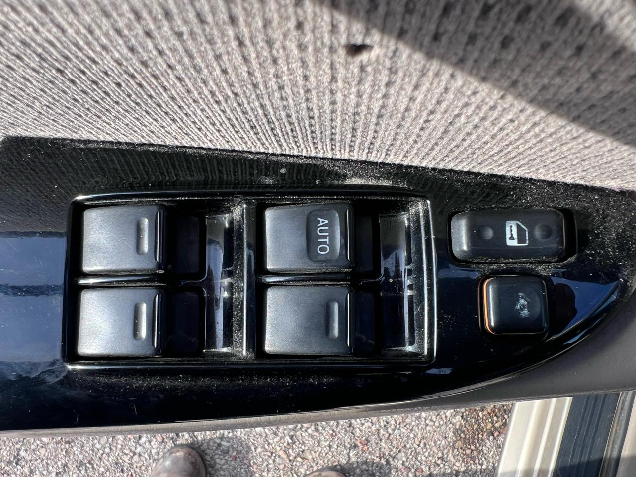 Toyota Sienna LE - 7 Passenger 2004