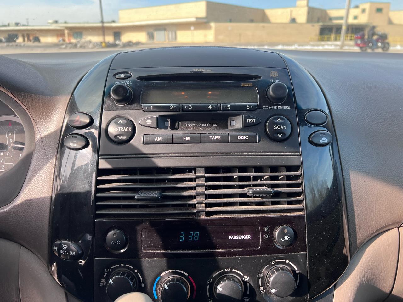 Toyota Sienna LE - 7 Passenger 2004