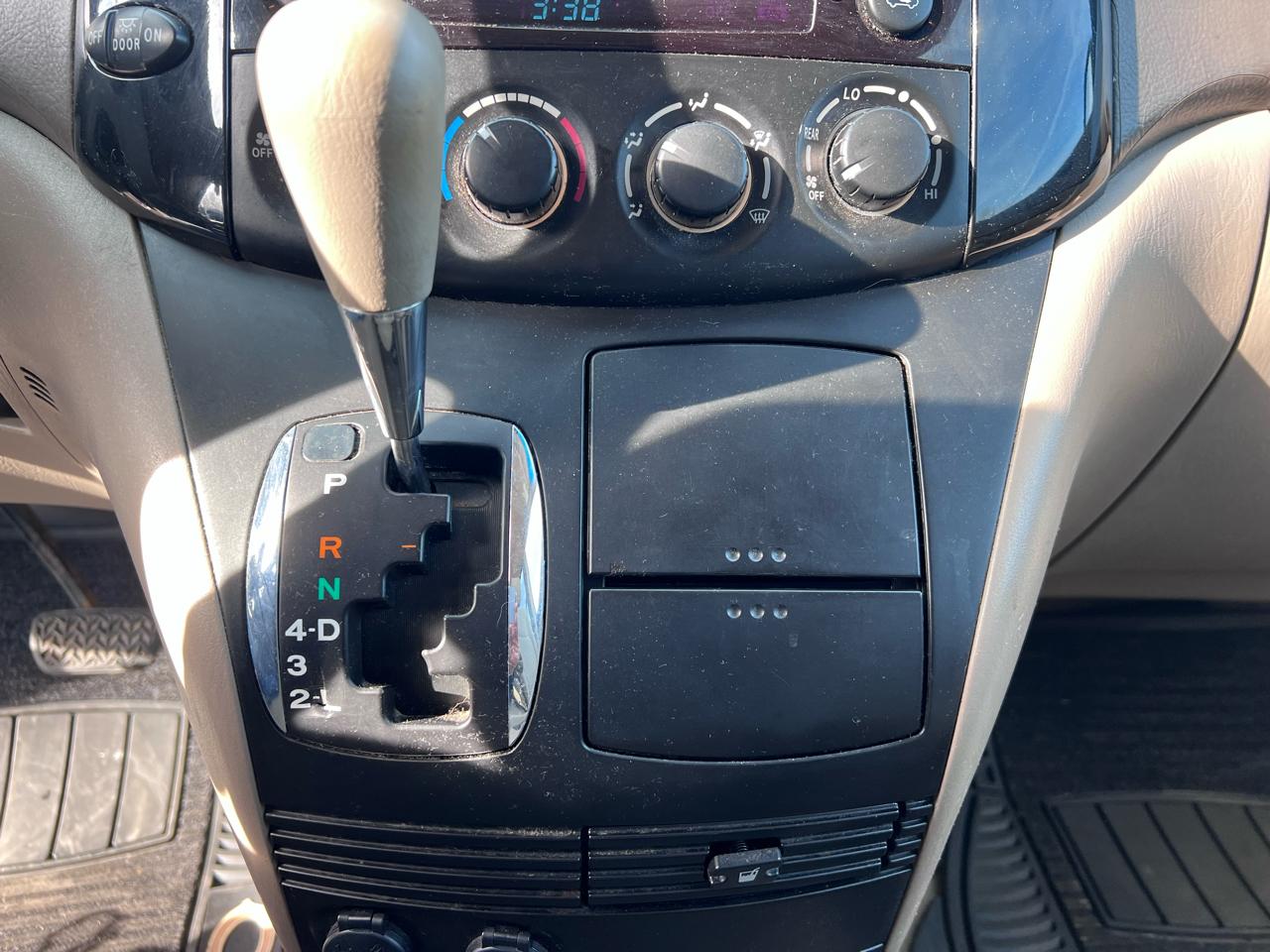 Toyota Sienna LE - 7 Passenger 2004