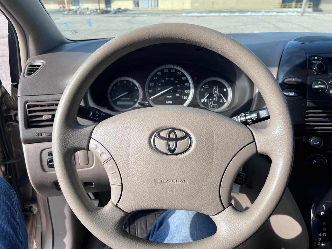 Toyota Sienna LE - 7 Passenger 2004