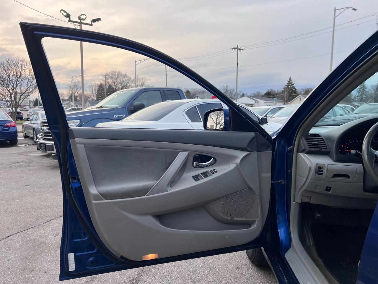 Toyota Camry SE 6-Spd MT 2010