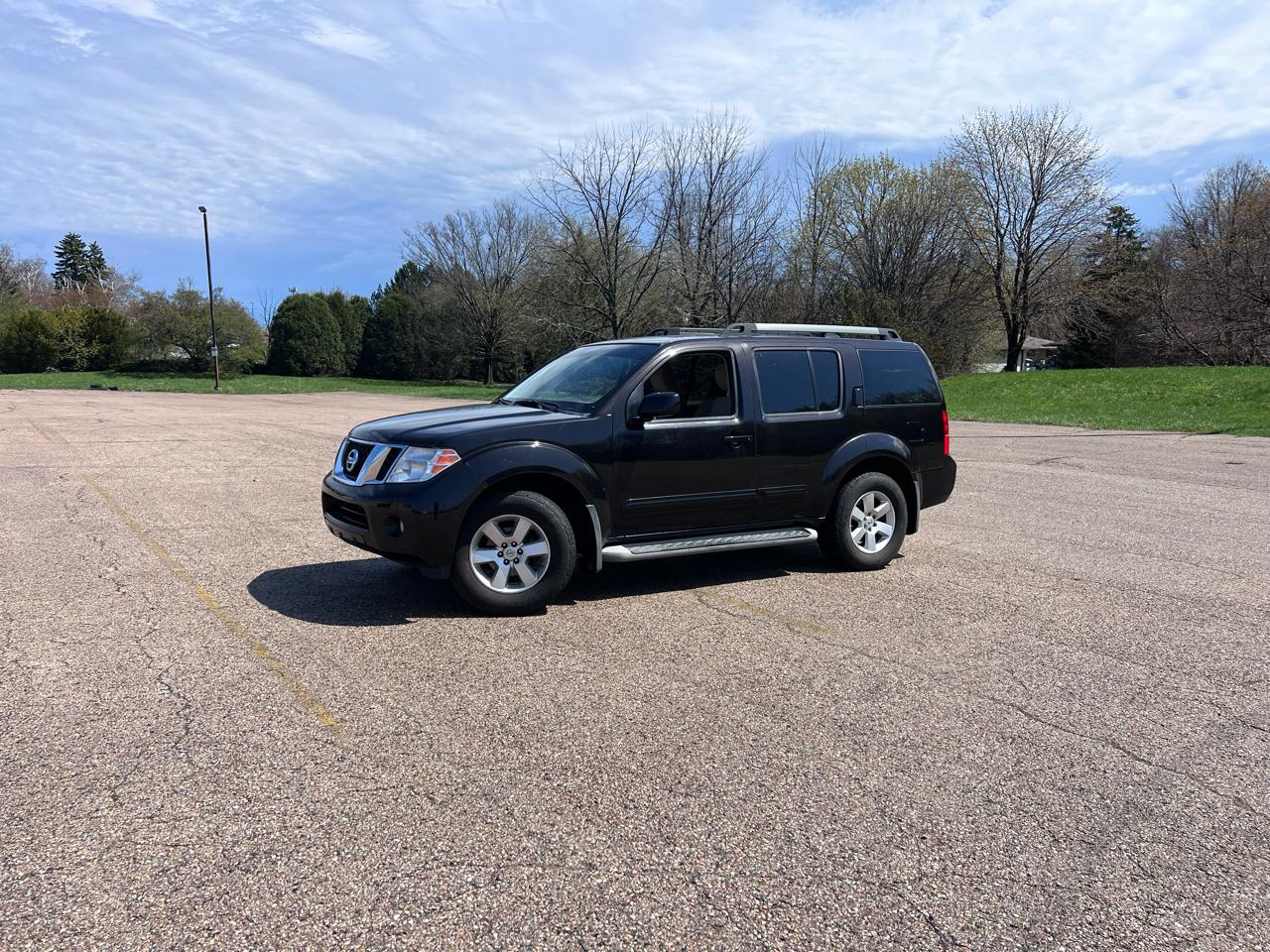 Nissan Pathfinder LE 2WD 2012