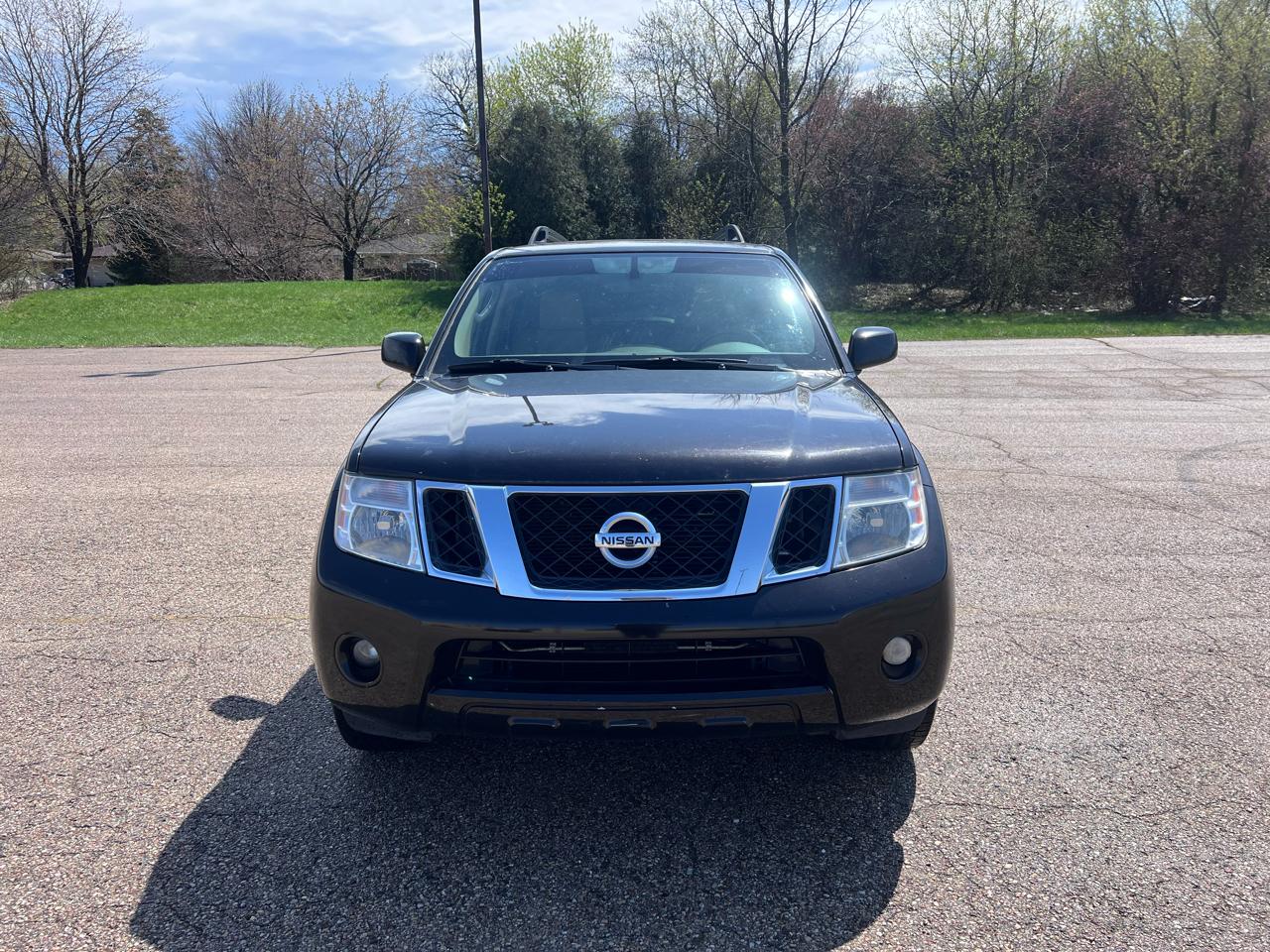 Nissan Pathfinder LE 2WD 2012