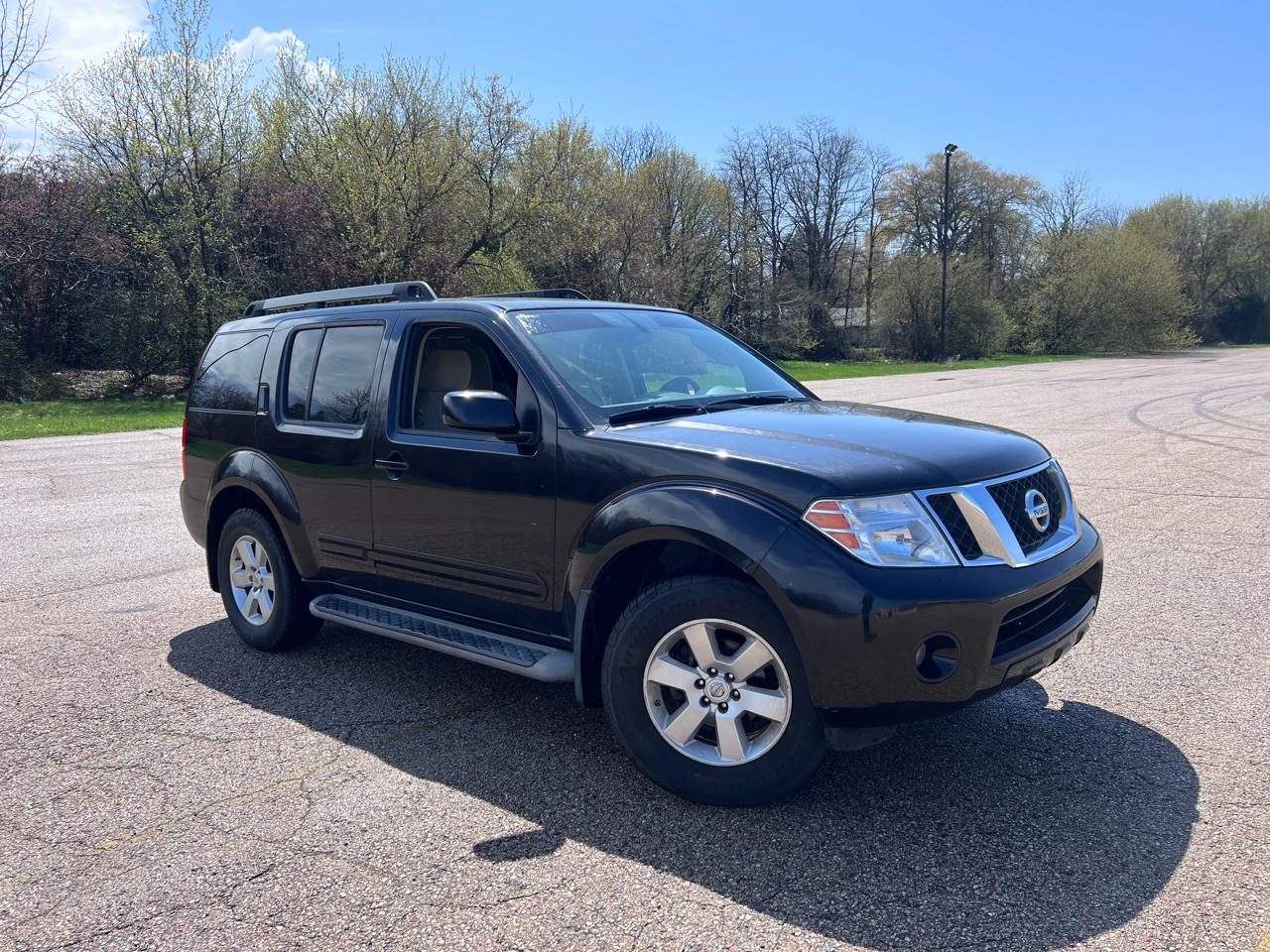 Nissan Pathfinder LE 2WD 2012