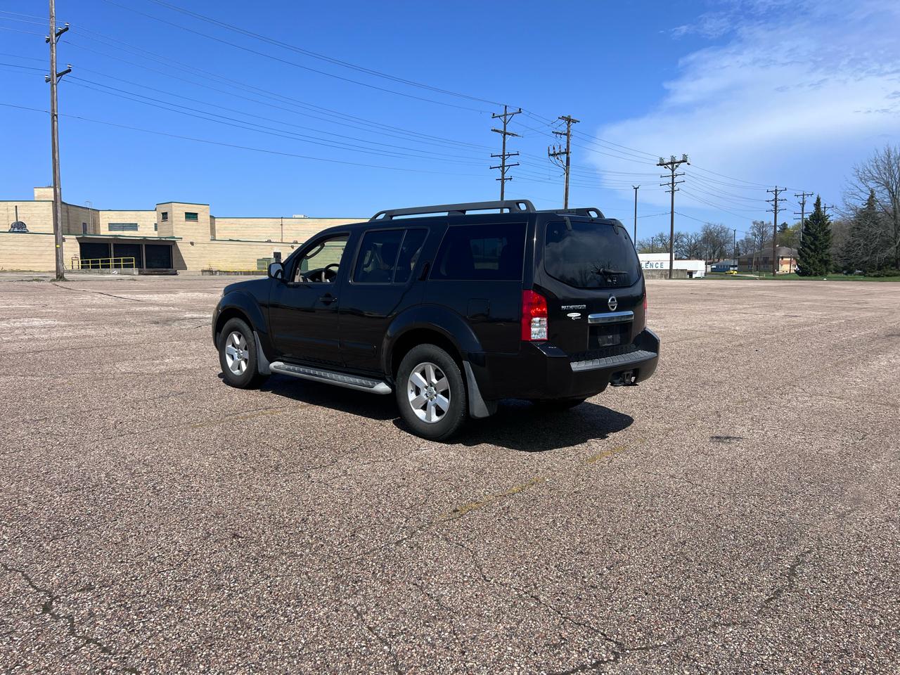 Nissan Pathfinder LE 2WD 2012