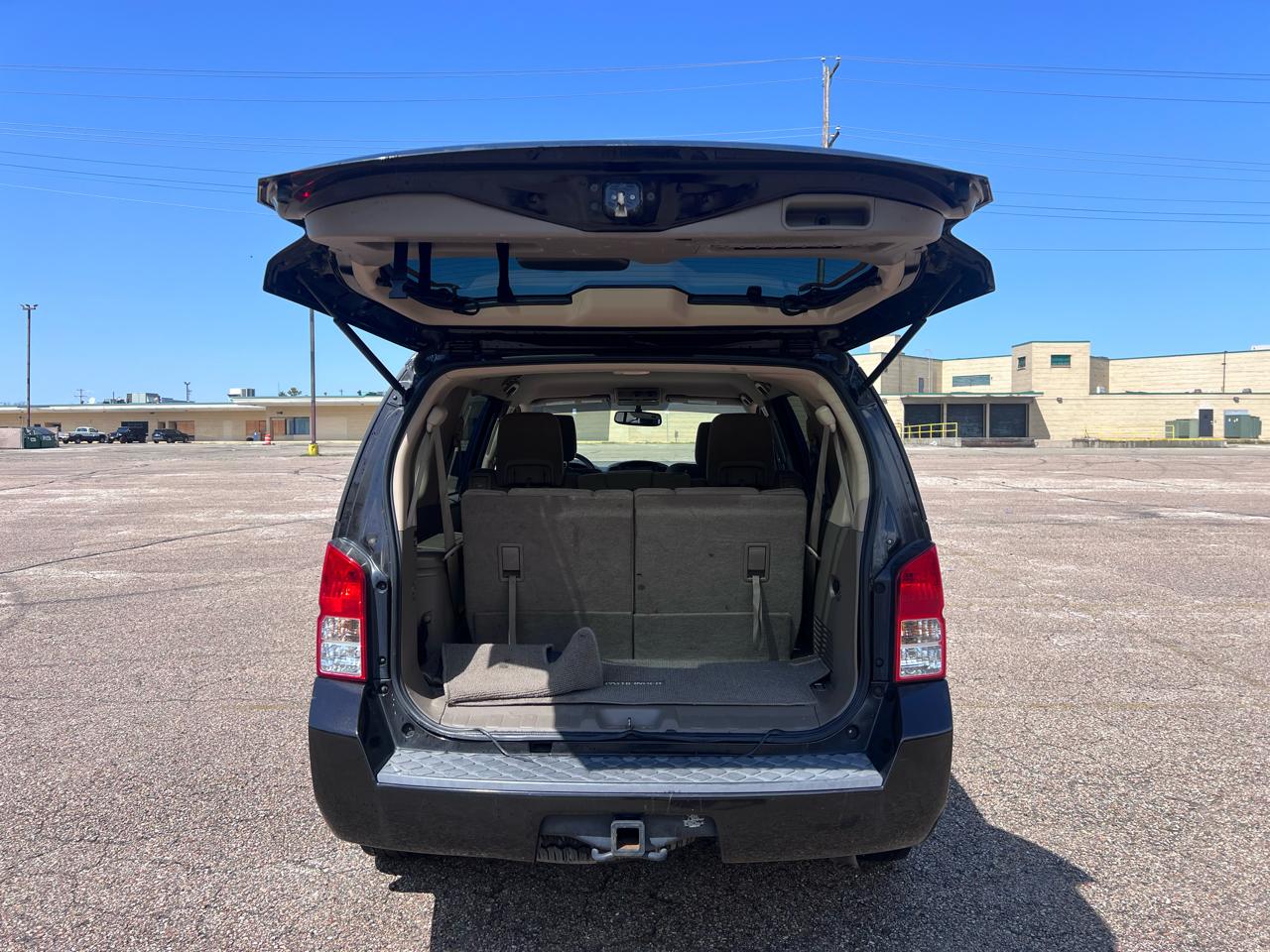 Nissan Pathfinder LE 2WD 2012