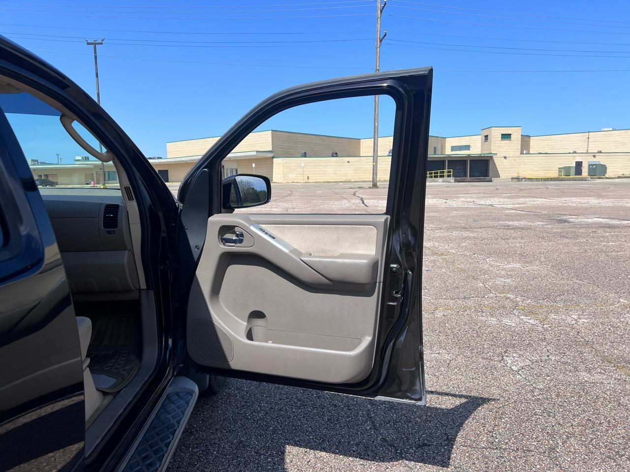 Nissan Pathfinder LE 2WD 2012