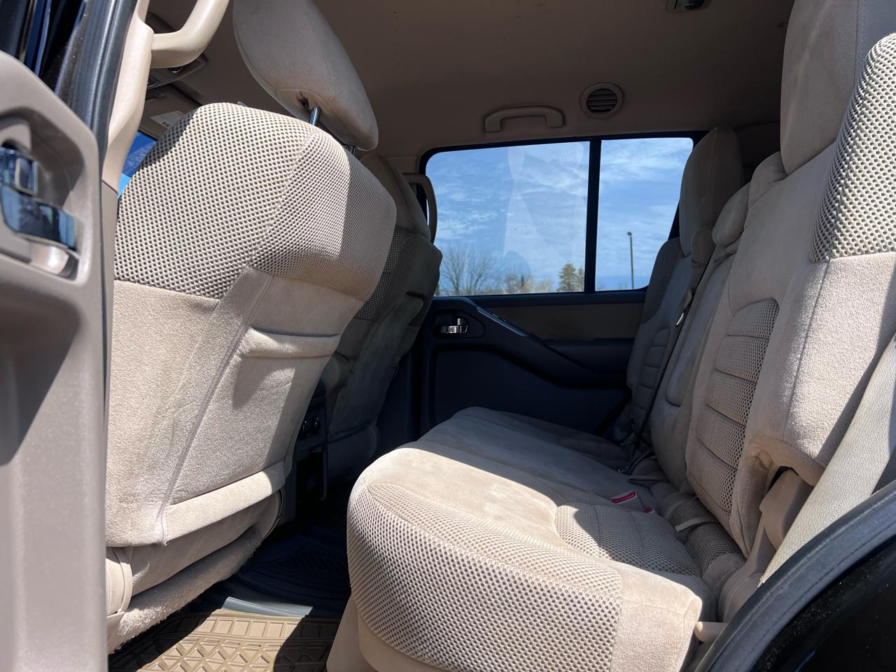 Nissan Pathfinder LE 2WD 2012