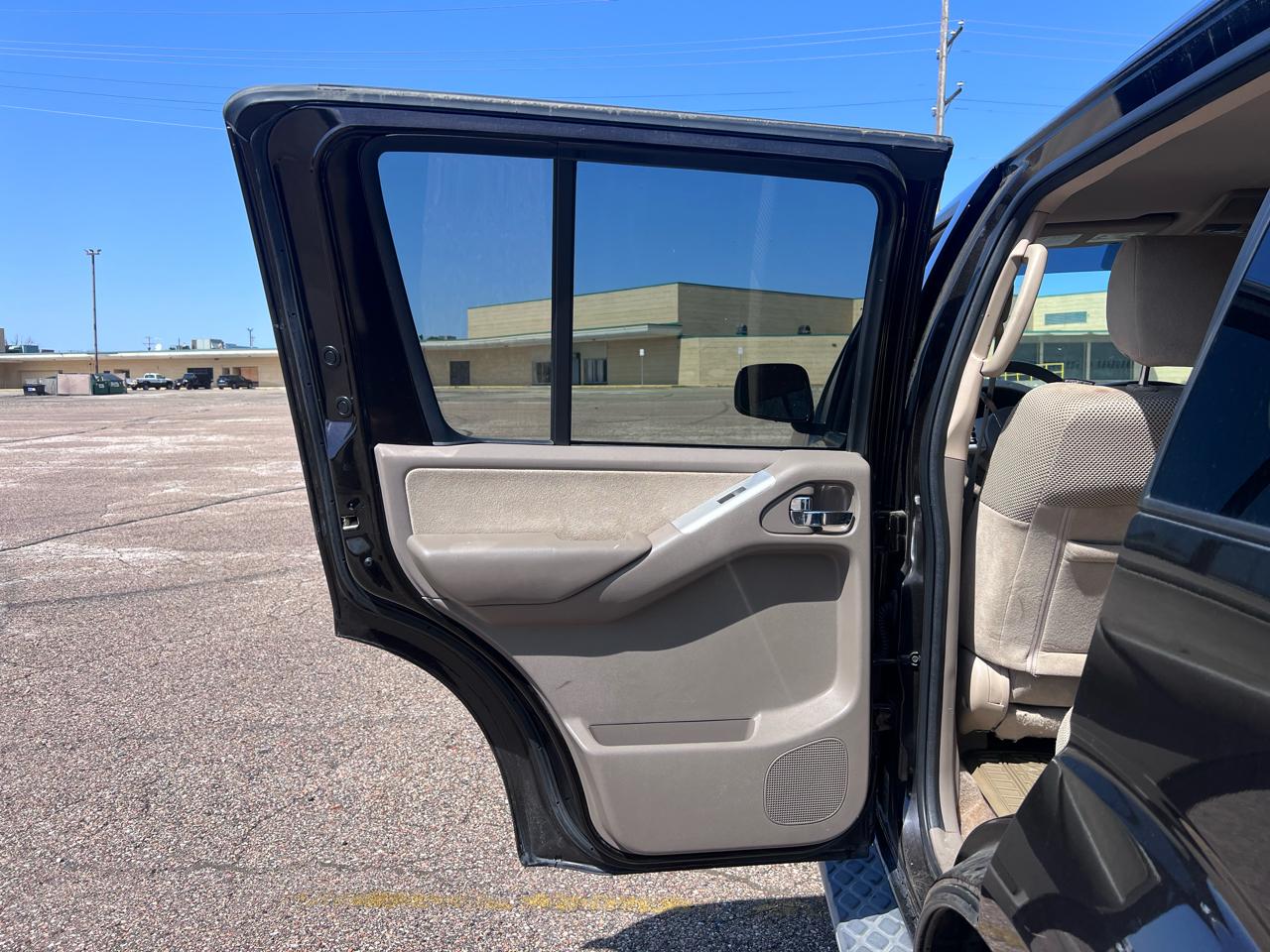 Nissan Pathfinder LE 2WD 2012