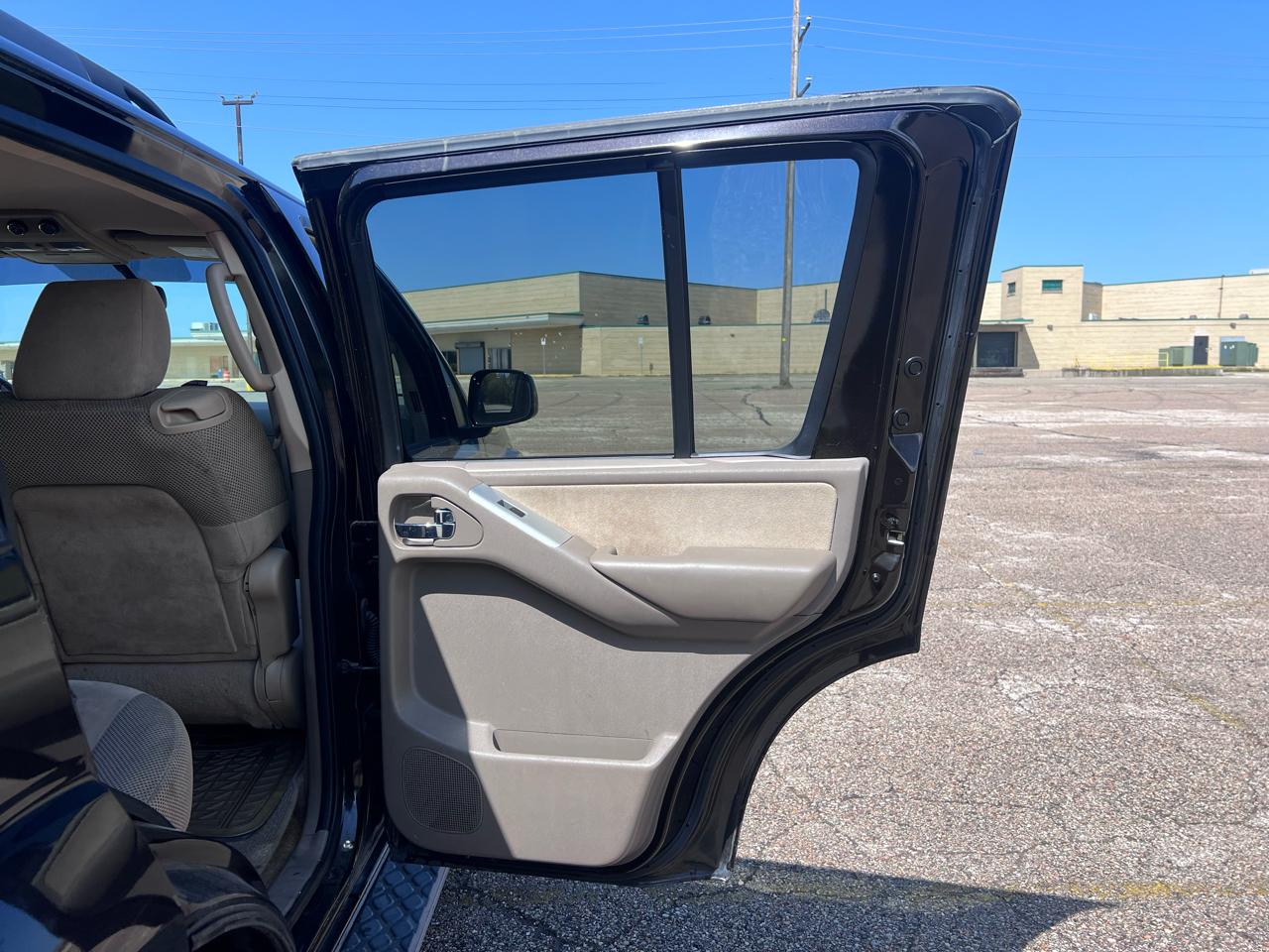 Nissan Pathfinder LE 2WD 2012