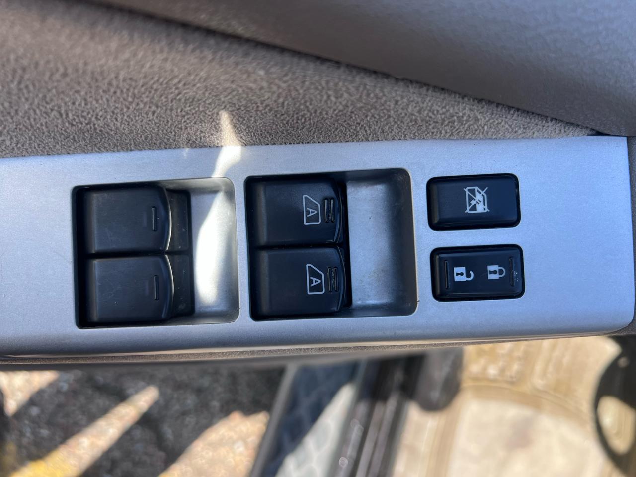 Nissan Pathfinder LE 2WD 2012