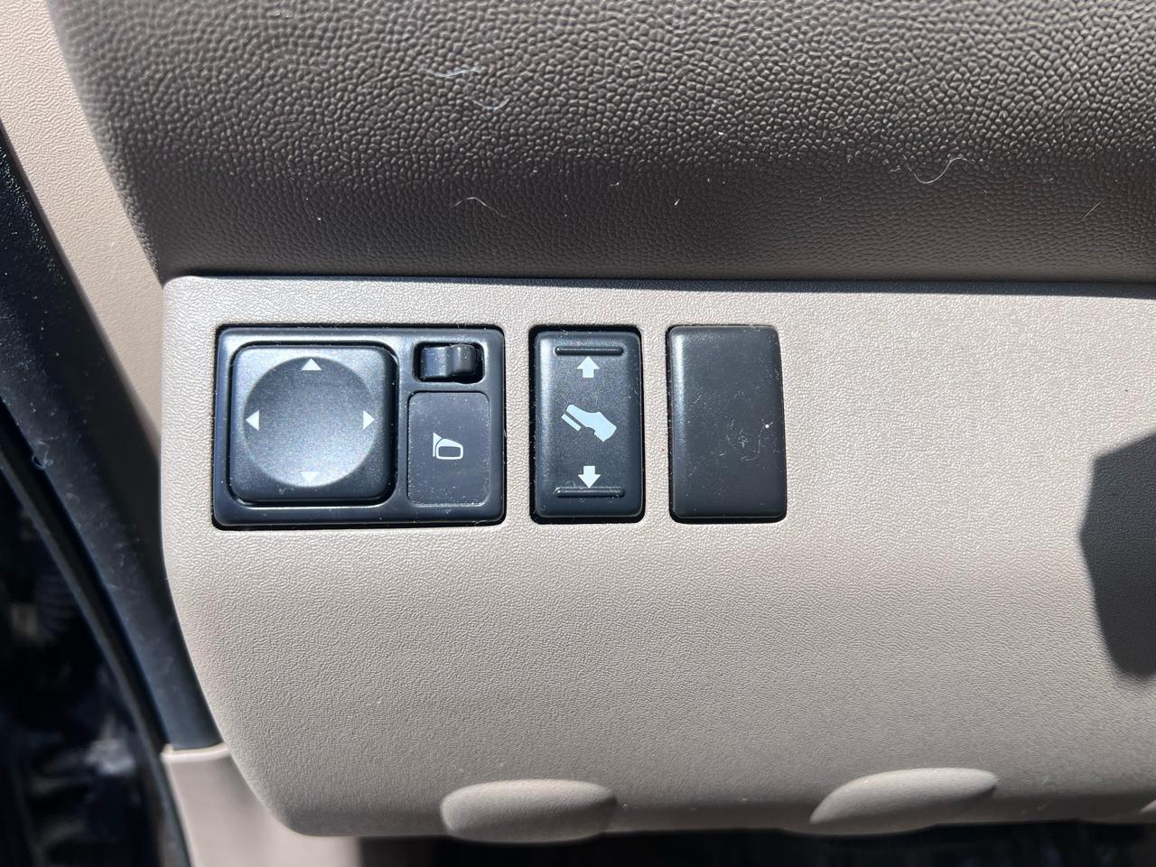 Nissan Pathfinder LE 2WD 2012